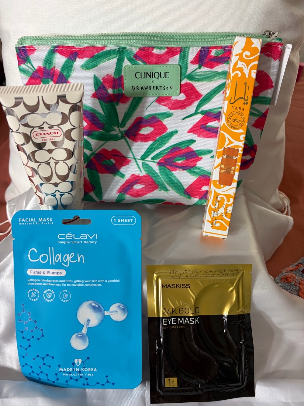 NWT Clinique x Drawbertson Floral Cosmetic Pouch -Including Coach Lotion, Yara
